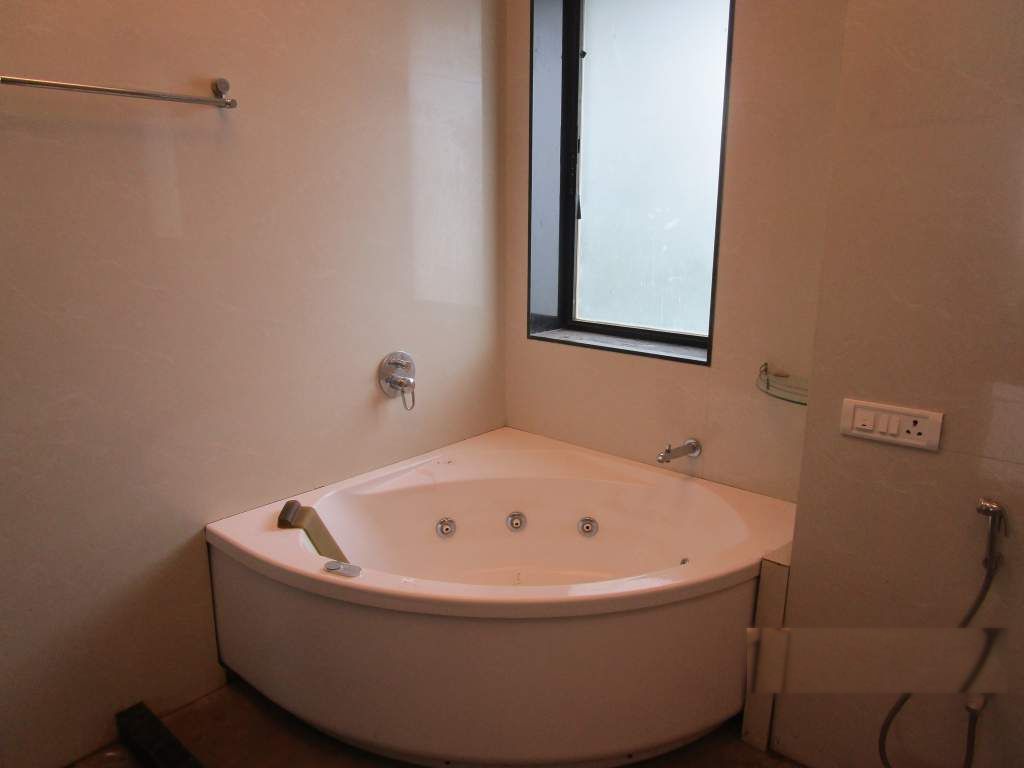 Corner jacuzzi tub in the bathroom